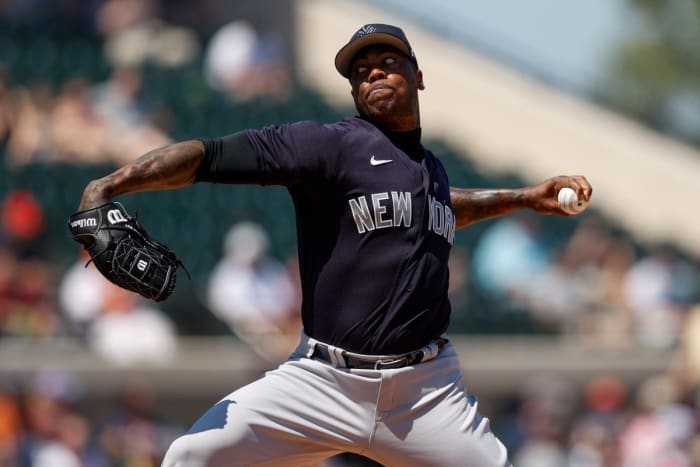 Yankees closer Aroldis Chapman throws pitch during spring training